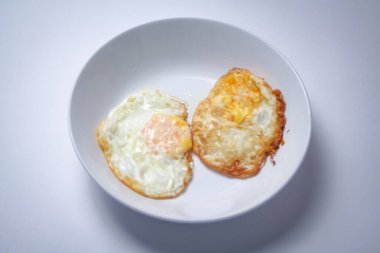 Beyaz arka planda kızarmış yumurta. Tayland usulü kahvaltı..