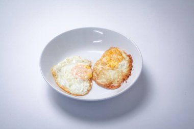 Beyaz arka planda kızarmış yumurta. Tayland usulü kahvaltı..