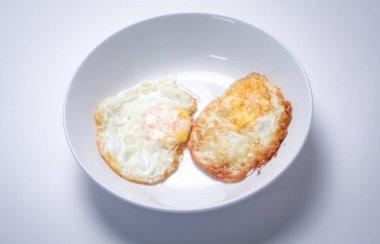 Beyaz arka planda kızarmış yumurta. Tayland usulü kahvaltı..