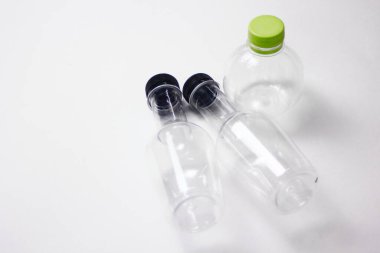 Beyaz arka planda plastik su şişeleri. Su içmek için plastik şişeler.