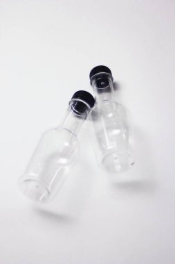 Beyaz arka planda tıbbi ampuller var. tıbbi ampuller