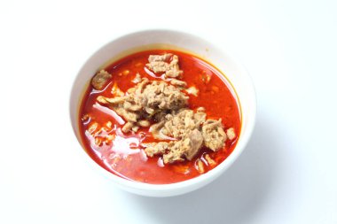 Tayland yemeği, beyaz arka planda domuz etli baharatlı kırmızı köri.