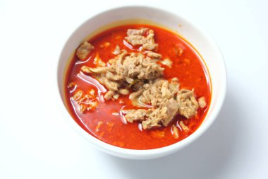 Tayland yemeği, beyaz arka planda domuz etli baharatlı kırmızı köri.