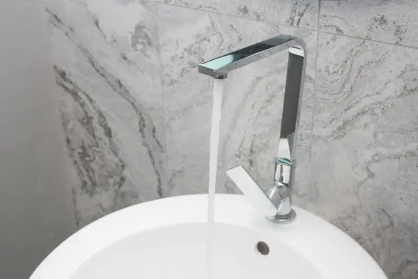 Moderne Kraan Met Stromend Water Badkamer Bevoorraden Foto — Stockfoto