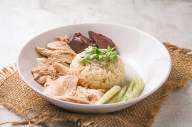 Koyu ahşap masa zemininde çorba ile Hainanese tavuğu pilavı. thaifood konsepti.