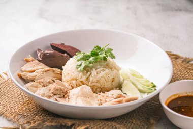 Koyu ahşap masa zemininde çorba ile Hainanese tavuğu pilavı. thaifood konsepti.