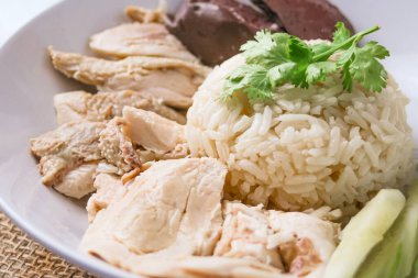Koyu ahşap masa zemininde çorba ile Hainanese tavuğu pilavı. thaifood konsepti.