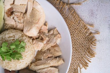 Koyu ahşap masa zemininde çorba ile Hainanese tavuğu pilavı. thaifood konsepti.