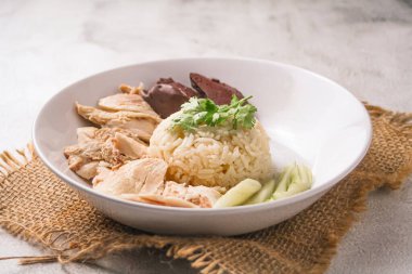 Koyu ahşap masa zemininde çorba ile Hainanese tavuğu pilavı. thaifood konsepti.