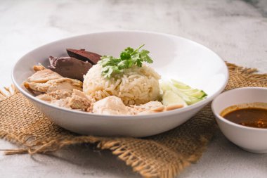 Koyu ahşap masa zemininde çorba ile Hainanese tavuğu pilavı. thaifood konsepti.