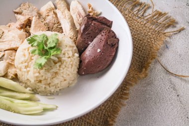 Tavuklu pilav ya da tavuk çorbası ile buğulanmış pirinç - Asya yemeği tarzı.