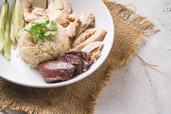 Nasi Ayam Hainan Atau Nasi Dikukus Dengan Sup Ayam Gaya Stok Gambar