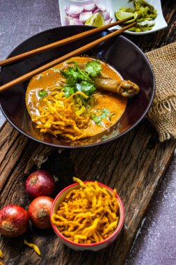 Khao Soi Tayland köri çorbası siyah arka planda izole edilmiş.