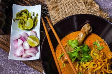 Khao Soi Tayland köri çorbası siyah arka planda izole edilmiş.