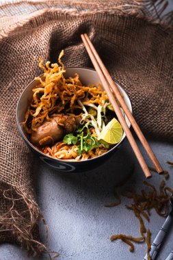 Khao Soi Kai ya da Khao Soi Gai, Kuzey Tayland mutfağı, baharatlı sarı körili yumurtalı erişte ve tavuk.