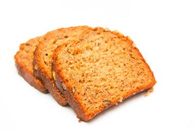 Beyaz arka planda muzlu cevizli kek, soyutlama, gıda pastası, Amerikan tatlısı.