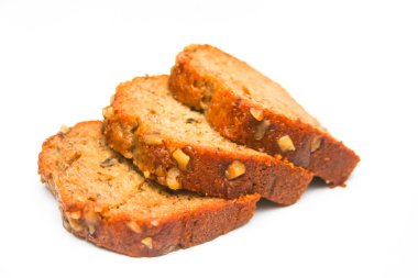 Beyaz arka planda muzlu cevizli kek, soyutlama, gıda pastası, Amerikan tatlısı.