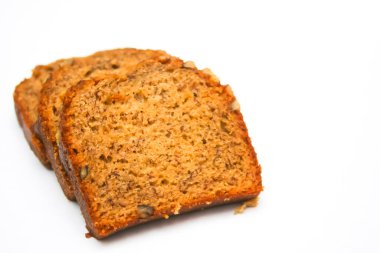 Beyaz arka planda muzlu cevizli kek, soyutlama, gıda pastası, Amerikan tatlısı.