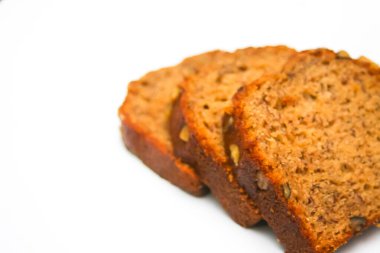 Beyaz arka planda muzlu cevizli kek, soyutlama, gıda pastası, Amerikan tatlısı.