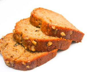 Beyaz arka planda muzlu cevizli kek, soyutlama, gıda pastası, Amerikan tatlısı.