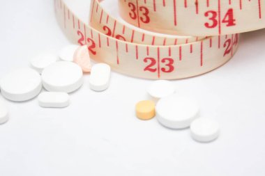 Bir sürü hap ve bel bandı, kilo verme hapları, diyet, ince, şişman.