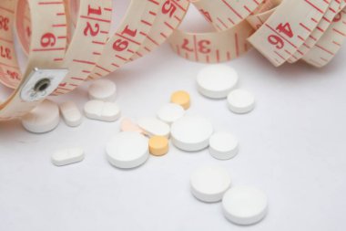 Bir sürü hap ve bel bandı, kilo verme hapları, diyet, ince, şişman.