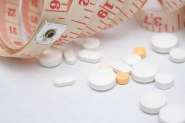 Bir sürü hap ve bel bandı, kilo verme hapları, diyet, ince, şişman.