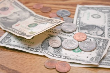 Bir adamın elinde 25 sentlik bir para var. Dolar birimi, artıklar, yoksul insanlar, para yönetimi, para birimi.