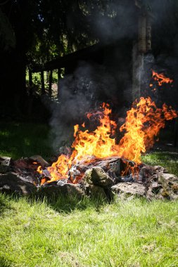 Kamp ateşinin yanması, şenlik ateşinin yakılması, gün içinde bahçede kamp ateşi yakılması..