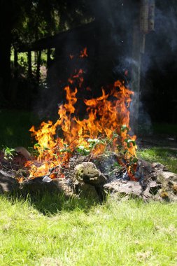 Kamp ateşinin yanması, şenlik ateşinin yakılması, gün içinde bahçede kamp ateşi yakılması..