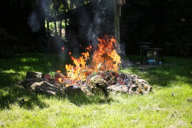 Kamp ateşinin yanması, şenlik ateşinin yakılması, gün içinde bahçede kamp ateşi yakılması..