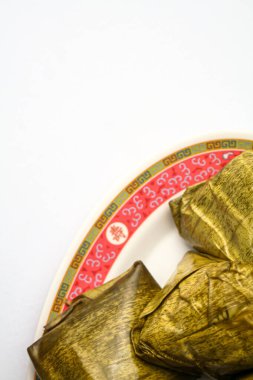 Doldurulmuş Hamur Piramidi Tatlısı ve Nian Gao veya Çin usulü yeni yıl pirinç keki.