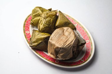 Doldurulmuş Hamur Piramidi Tatlısı ve Nian Gao veya Çin usulü yeni yıl pirinç keki.