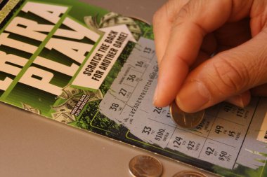 WASHINGTON, ABD - 08 Ağustos 2024 - Amerika 'da piyango biletini kazıyan bir adam, kazı kazan, şanslı, şansını dene