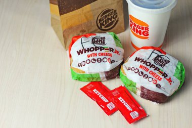 WASHINGTON - ABD - 17 Ağustos 2024 - Yoğun bir öğleden sonra için hazır, beyaz bir masada Burger King yemeği.