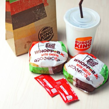 WASHINGTON - ABD - 17 Ağustos 2024 - Peynirli Whopper Jr. 'ın altın-kahverengi köftesi ve erimiş peynirini gösteren bir makro görünümü.