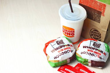 WASHINGTON - ABD - 17 Ağustos 2024 - Peynirli Whopper Jr. 'ın altın-kahverengi köftesi ve erimiş peynirini gösteren bir makro görünümü.