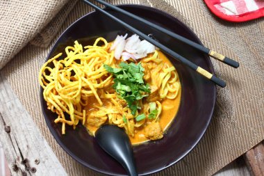 Hint cevizli köri çorbasında yumurtalı erişteli Aromatik Khao Soi..