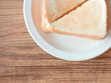 İki mükemmel kızarmış ekmek, dışı kahverengi ve çıtır çıtır, içi yumuşak ve kabarık. Sıcak bir güne başlamak için mükemmel bir yol..