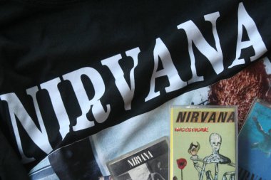 Resimde siyah Nirvana tişörtüne yerleştirilmiş üç Nirvana kaseti - 