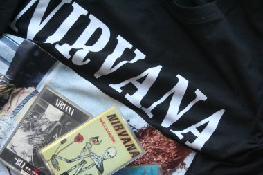 Resimde siyah Nirvana tişörtüne yerleştirilmiş üç Nirvana kaseti - 