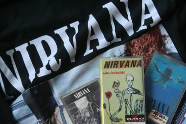 Resimde siyah Nirvana tişörtüne yerleştirilmiş üç Nirvana kaseti - 