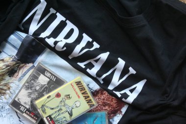 Resimde siyah Nirvana tişörtüne yerleştirilmiş üç Nirvana kaseti - 
