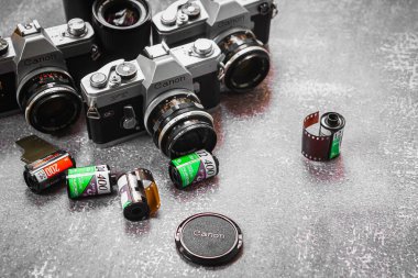 Bangkok, Tayland - besleme 06: 2025 - objektifler, film ruloları ve film şeritleri eşliğinde 