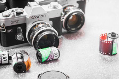 Bangkok, Tayland - besleme 06: 2025 - objektifler, film ruloları ve film şeritleri eşliğinde 