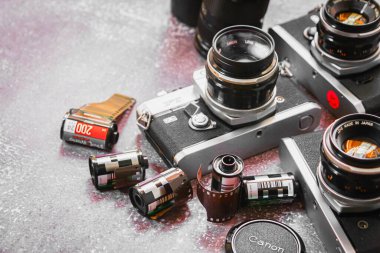 Bangkok, Tayland - besleme 06: 2025 - objektifler, film ruloları ve film şeritleri eşliğinde 