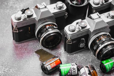 Bangkok, Tayland - besleme 06: 2025 - objektifler, film ruloları ve film şeritleri eşliğinde 