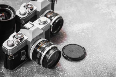 Bangkok, Tayland - besleme 06: 2025 - objektifler, film ruloları ve film şeritleri eşliğinde 