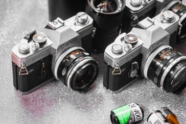 Bangkok, Tayland - besleme 06: 2025 - objektifler, film ruloları ve film şeritleri eşliğinde 