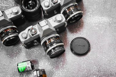 Bangkok, Tayland - besleme 06: 2025 - objektifler, film ruloları ve film şeritleri eşliğinde 